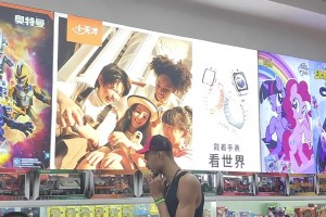 这岁数确实还算大孩子🤣文班在王府井逛商场~