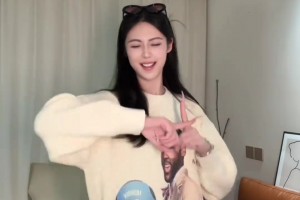 梦幻联动？女篮卓识跳手势舞🙈上身的是哈登的毛衣啊~